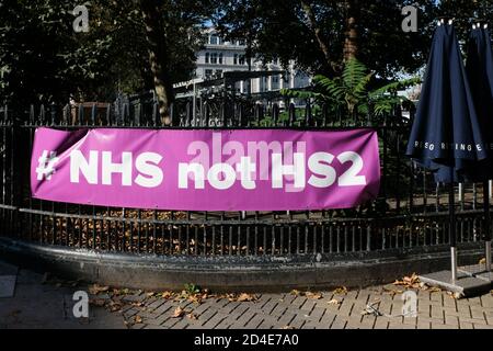 Stazione di Euston, HS2, Londra, Regno Unito. 9 Ott 2020. Proteste per i cambiamenti climatici contro l'HS2 fuori dalla stazione di Euston e dal cantiere HS2, dove alcuni manifestanti hanno bloccato l'uscita del sito. Credit: Matthew Chpicle/alamy Live News Foto Stock