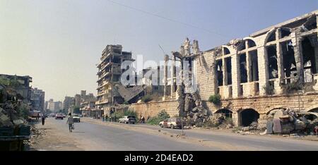 18 settembre 1993 edifici scarsati dalla battaglia lungo la via Michel Zakhour a Chiyah, un sobborgo meridionale di Beirut, testimoniano 15 anni di guerra civile. Foto Stock