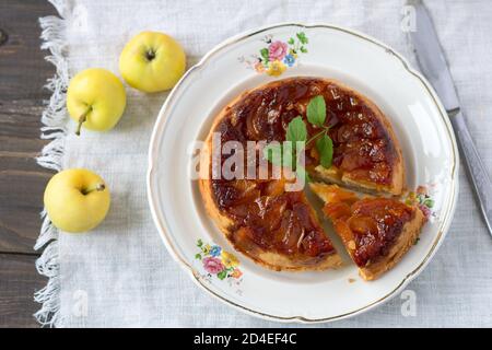 Torta di mele fatta in casa con caramello, mele fresche, stile rustico, fuoco selettivo Foto Stock