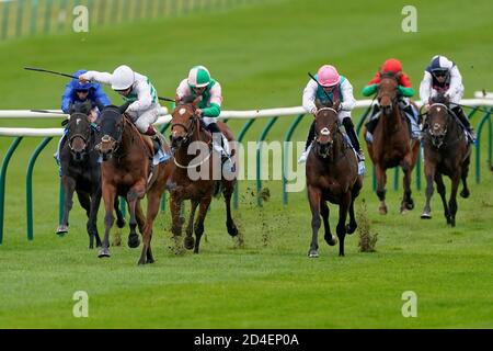 Oisin Murphy riding nebulosa (seconda a sinistra) vince il Godolphin sotto Starters Orders Maiden Fillies' Stakes all'ippodromo di Newmarket. Foto Stock