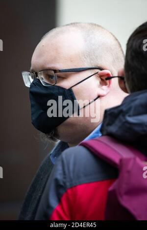 Andrew Clark, pastore e padre di Benjamin Clark, 18 anni, di Wilton Crescent, Hertford, arriva alla corte dei Magistrati di Westminster a Londra, incaricata di far fronte alla statua di Sir Winston Churchill in Parliament Square il 10 settembre, l'ultimo giorno di dieci giorni di proteste della ribellione dell'estinzione nella capitale. Foto Stock