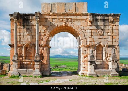 Arco in antica città romana di Volubilis, Marocco Foto Stock