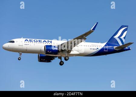 Aegean Airlines Airbus A320-271N - SX-NEO atterra all'aeroporto di Heathrow Foto Stock