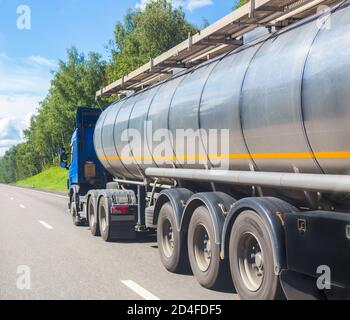 Big gas-autobotte va in autostrada Foto Stock