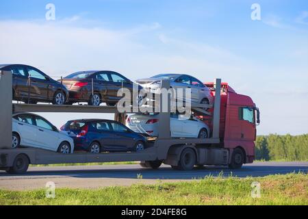 trasporto di auto su semirimorchio su autostrada di campagna Foto Stock