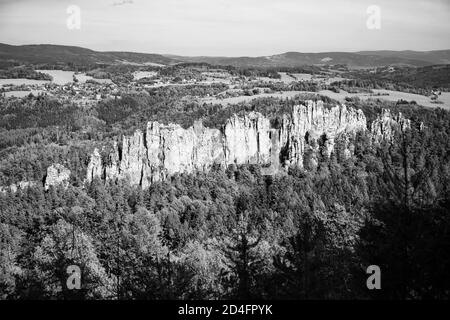 Dry Rocks, Ceco: Suche skaly. Monumentale cresta di arenaria nel Paradiso Boemo, Repubblica Ceca. Immagine in bianco e nero. Foto Stock