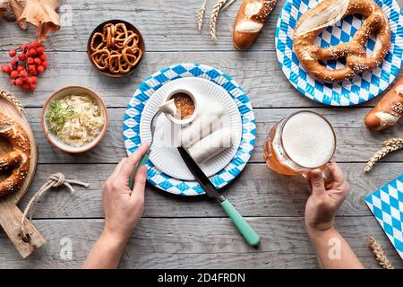 Festeggiamo l'Oktoberfest da solo. Cibo e birra tradizionali, salsiccia e pretzel weisswurst. Foto Stock