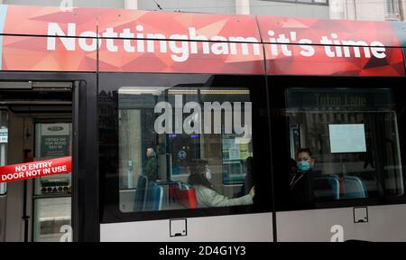 Nottingham, Nottinghamshire, Regno Unito. 9 ottobre 2020. Le donne con coperture del viso viaggiano su un tram dopo che è stato annunciato Nottingham ha il più alto tasso di infezione Covid-19 nel Regno Unito. Credit Darren Staples/Alamy Live News. Foto Stock