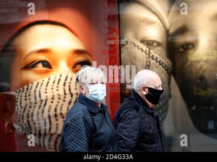 Nottingham, Nottinghamshire, Regno Unito. 9 ottobre 2020. Gli acquirenti passano davanti a un negozio Primark dopo che è stato annunciato Nottingham ha il più alto tasso di infezione Covid-19 nel Regno Unito. Credit Darren Staples/Alamy Live News. Foto Stock