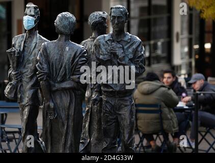 Nottingham, Nottinghamshire, Regno Unito. 9 ottobre 2020. Una maschera copre un volto sulla statua del Quartetto dopo che è stato annunciato Nottingham ha il più alto tasso di infezione Covid-19 nel Regno Unito. Credit Darren Staples/Alamy Live News. Foto Stock