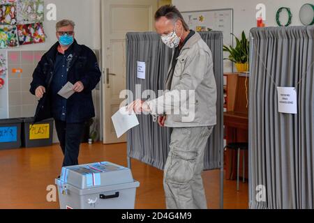 Praga, Repubblica Ceca. 09 ottobre 2020. I cittadini votano durante il primo giorno del secondo turno di elezioni del Senato a Praga, Repubblica Ceca, 9 ottobre 2020. Credit: Michal Kamaryt/CTK Photo/Alamy Live News Foto Stock