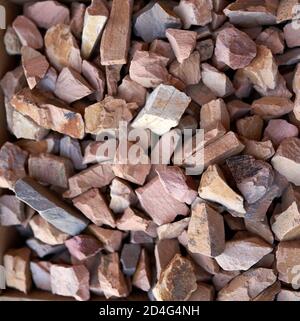 Un insieme di grandi pietre brune arrugginite per il paesaggio, i sentieri del giardino, la disposizione dei fiori Foto Stock