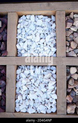 Due set di pietre bianche luminose per il paesaggio, i sentieri del giardino, la disposizione dei fiori. Vista dall'alto Foto Stock