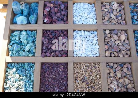 Un insieme di varie pietre per il paesaggio, i sentieri del giardino, la disposizione dei fiori. Pietre grigie, blu, violacee, brune arrugginite. Vista dall'alto. Spazio di copia Foto Stock