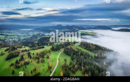 Vista aerea su Wielkie Pole Widokowe, montagne Pieniny, Polonia Foto Stock