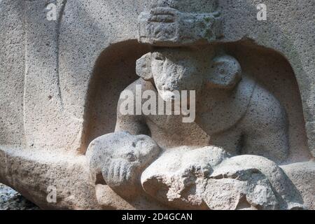 Altare 5 da la Venta. Il bambino inerte were-jaguar tenuto dalla figura centrale è visto da alcuni come un'indicazione del sacrificio del bambino, la Venta Museum Park, Foto Stock