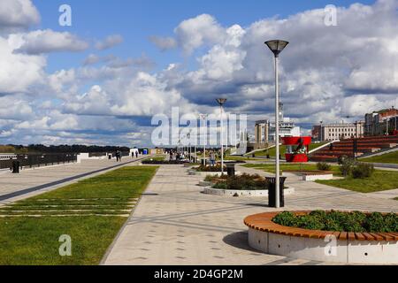 Nizhny Novgorod, Russia - 15 settembre 2019. La gente cammina lungo l'argine di Nizhnevolzhkaya. Bellissima nel 2018 Foto Stock