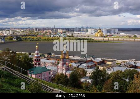 Nizhny Novgorod, Russia - 17 settembre 2019. Panorama della città. Vista dello stadio e della cattedrale Alexander Nevsky. In primo piano è il Chris Foto Stock