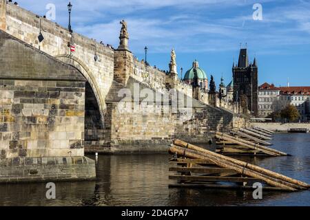 Pietra Ponte Carlo Praga sul fiume Moldava ponti Repubblica Ceca archi Europa architettura gotica Foto Stock