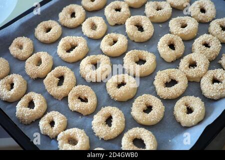 Semi di sesamo attaccati all'impasto, piccoli bagel con semi di sesamo, Foto Stock