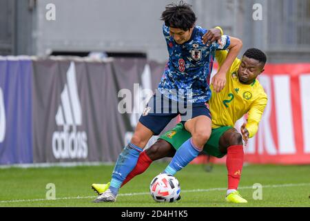 UTRECHT, PAESI BASSI - 9 OTTOBRE: Genki Haraguchi del Giappone, Collins Fai del Camerun durante la partita amichevole tra Giappone e Camerun il 9 ottobre 2020 a Utrecht, Paesi Bassi. (Foto di Gerrit van keulenOrange Pictures) Foto Stock