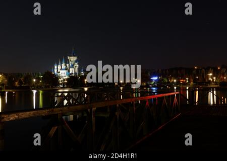 Splendida vista sul castello di notte nel concept Park Foto Stock