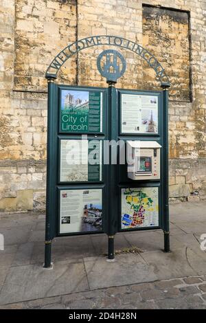 Un segno di esposizione che dice benvenuto a Lincoln con le informazioni turistiche e le mappe per la vendita, Città di Lincoln, Lincolnshire, Inghilterra, Regno Unito Foto Stock