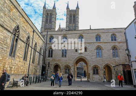 Exchequer Gate e Lincoln Cathedral nella città di Lincoln, Lincolnshire, Inghilterra, Regno Unito Foto Stock