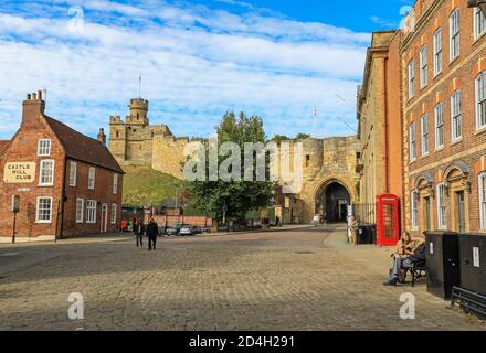 Eastgate, l'entrata principale al Castello di Lincoln e alle mura del Castello, la Città di Lincoln, Lincolnshire, Inghilterra, Regno Unito Foto Stock