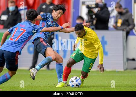 UTRECHT, PAESI BASSI - 9 OTTOBRE: Genki Haraguchi del Giappone, Collins Fai del Camerun durante la partita amichevole tra Giappone e Camerun il 9 ottobre 2020 a Utrecht, Paesi Bassi. (Foto di Gerrit van keulenOrange Pictures) Foto Stock