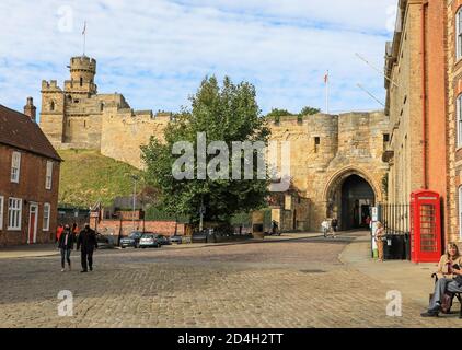 Eastgate, l'entrata principale al Castello di Lincoln e alle mura del Castello, la Città di Lincoln, Lincolnshire, Inghilterra, Regno Unito Foto Stock