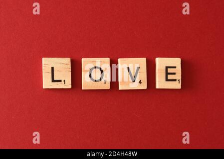 Farro d'amore usando le mattonelle di stile di scrabble Foto Stock