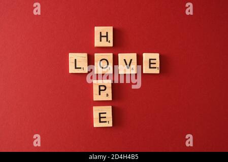 Speranza e Amore si sono spelati fuori usando le lettere di stile di scrabble Foto Stock