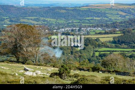 Vista a nord-est da Chagford Common Dartmoor, Devon, con il villaggio di Chagford annidato nella valle Foto Stock