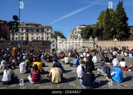 Roma, Italia. 09 ottobre 2020. I manifestanti si siedono in Piazza del Popolo durante la manifestazione. Studenti, cittadini e attivisti del "venerdì per il futuro" hanno partecipato allo sciopero nazionale sul clima a Roma, per chiedere alla classe politica di agire contro il degrado climatico e l'inquinamento ambientale. Credit: SOPA Images Limited/Alamy Live News Foto Stock