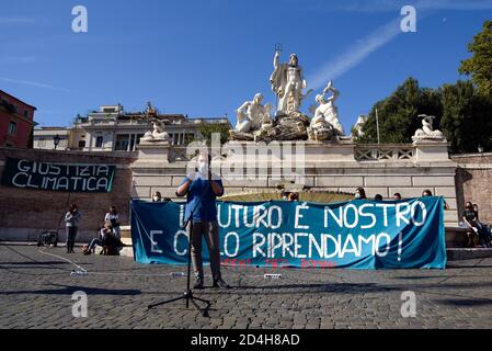 Roma, Italia. 09 ottobre 2020. Durante la manifestazione un protesore parla attraverso un microfono in Piazza del Popolo. Studenti, cittadini e attivisti del "venerdì per il futuro" hanno partecipato allo sciopero nazionale sul clima a Roma, per chiedere alla classe politica di agire contro il degrado climatico e l'inquinamento ambientale. Credit: SOPA Images Limited/Alamy Live News Foto Stock