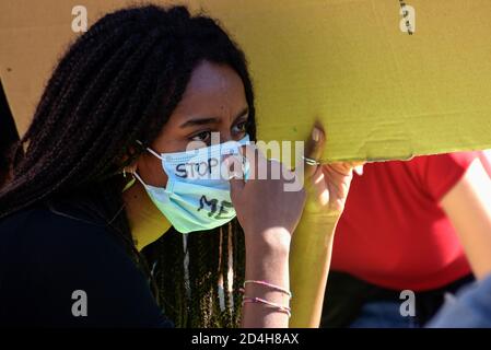 Roma, Italia. 09 ottobre 2020. Un protestore guarda mentre indossa una maschera facciale in Piazza del Popolo durante la dimostrazione. Studenti, cittadini e attivisti del "venerdì per il futuro" hanno partecipato allo sciopero nazionale sul clima a Roma, per chiedere alla classe politica di agire contro il degrado climatico e l'inquinamento ambientale. Credit: SOPA Images Limited/Alamy Live News Foto Stock