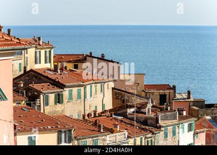 Antico e piccolo borgo di Tellaro con sullo sfondo il Mar Mediterraneo, comune di Lerici, Golfo di la Spezia, Liguria, Italia, Europa meridionale Foto Stock