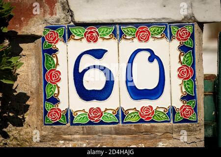 Primo piano della casa numero 60 (sessanta) sul muro nel piccolo villaggio di Tellaro. Liguria, Italia, Europa Foto Stock