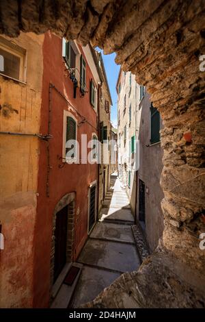 Vicolo stretto (carruggio o caruggio) nel piccolo e antico borgo di Tellaro. Comune di Lerici, Golfo di la Spezia, Liguria, Italia, Europa Foto Stock