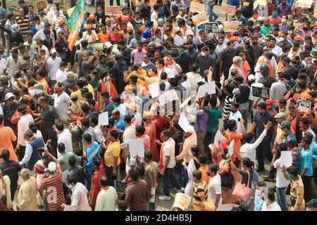 Kolkata, India. 8 ottobre 2020. Gli attivisti del Bharatiya Janata Party (BJP) marciano verso la Segreteria di Stato Nabanna durante una protesta contro il peggioramento della legge e dell'ordine nello stato di Kolkata, India, l'8 ottobre 2020. (Foto di Dipa Chakraborty/Pacific Press/Sipa USA) Credit: Sipa USA/Alamy Live News Foto Stock