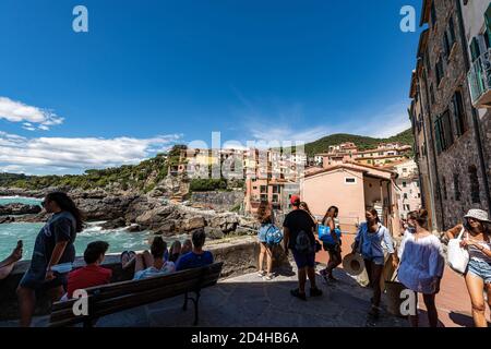 Turisti sul lungomare dell'antico e piccolo borgo di Tellaro, comune di Lerici, Golfo di la Spezia, Liguria, Foto Stock