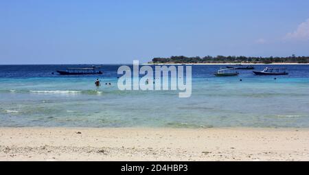 Vista verso est attraverso le acque blu limpide verso Gili meno, foto scattata sulla spiaggia di Gili Trawangan, Indonesia Foto Stock