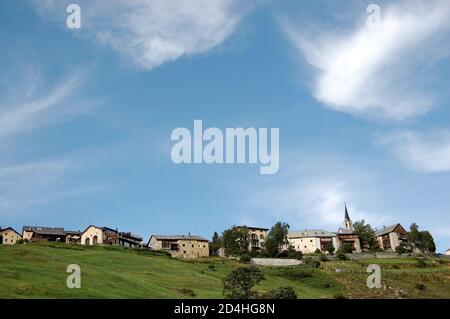 Piccolo e antico borgo di Guarda nelle Alpi svizzere, comune di Scuol, valle dell'Engadin, Cantone di Graubunden, Svizzera, Europa Foto Stock