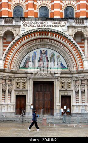 Porta principale della Cattedrale di Westminster la principale chiesa cattolica romana nel Regno Unito Victoria Street Westminster Londra Inghilterra Regno Unito Foto Stock