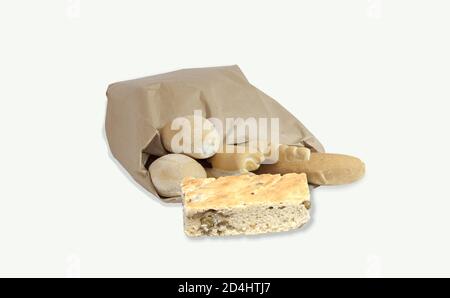 Chiusura di diversi tipi di pane in un sacchetto di carta isolato su sfondo bianco Foto Stock