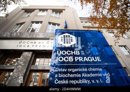 L'ingresso principale all'Istituto di chimica organica e. Biochimica dell'Accademia Ceca di Scienza di Praga Foto Stock
