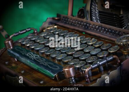 Futura macchina da scrivere stile Steampunk. Modello fatto a mano/a casa. Carattere pre-riforma russo. (prima del 1918) Foto Stock