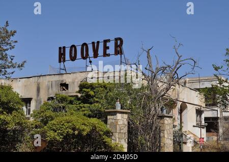 Famagosta, Cipro del Nord. 8 Ott 2020. Questa foto, scattata l'8 ottobre 2020, mostra il cartello di Hoover appeso sopra un edificio derelict nella località balneare abbandonata di Varosha, nella Repubblica turca di Cipro del Nord (TRNC), Accessibile al pubblico per la prima volta in 46 anni dopo la decisione del governo turco-cipriota di riaprire parzialmente questa zona recintata di Famagosta. Varosha è stata lasciata intatta per decenni, sigillata dalle autorità turche dopo la guerra di Cipro del 1974, quando i suoi abitanti principalmente greco-ciprioti sono fuggiti, e l'isola è stata divisa. (Foto di Selim KUMBARACI / P. Foto Stock