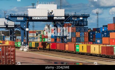 Trasporto ferroviario UK - i container intermodali vengono caricati sui treni merci nel porto di Felixstowe, il più grande porto per container del Regno Unito. Foto Stock